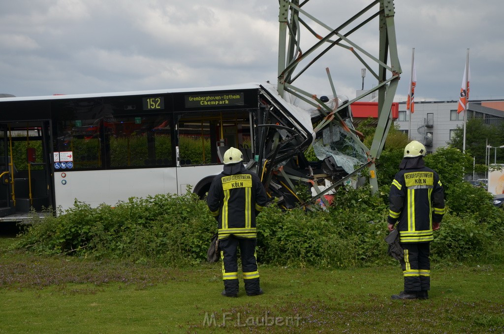 Schwerer Bus Unfall Koeln Porz Gremberghoven Neuenhofstr P011.JPG - Miklos Laubert